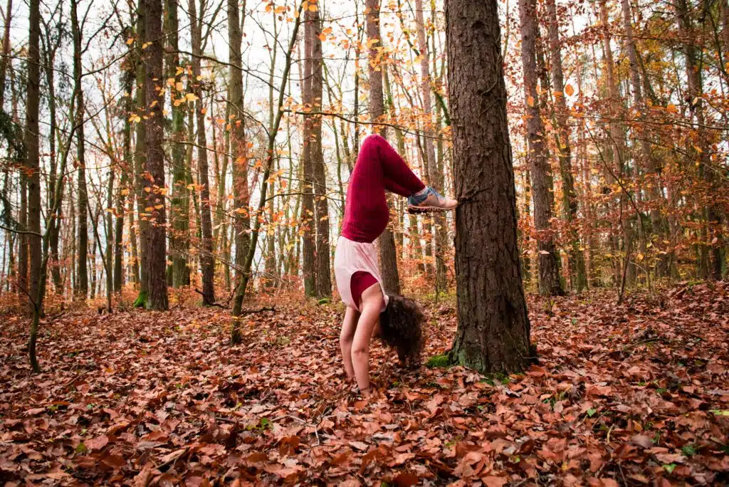 Sarah Fichtinger Yoga Pose Skorpion