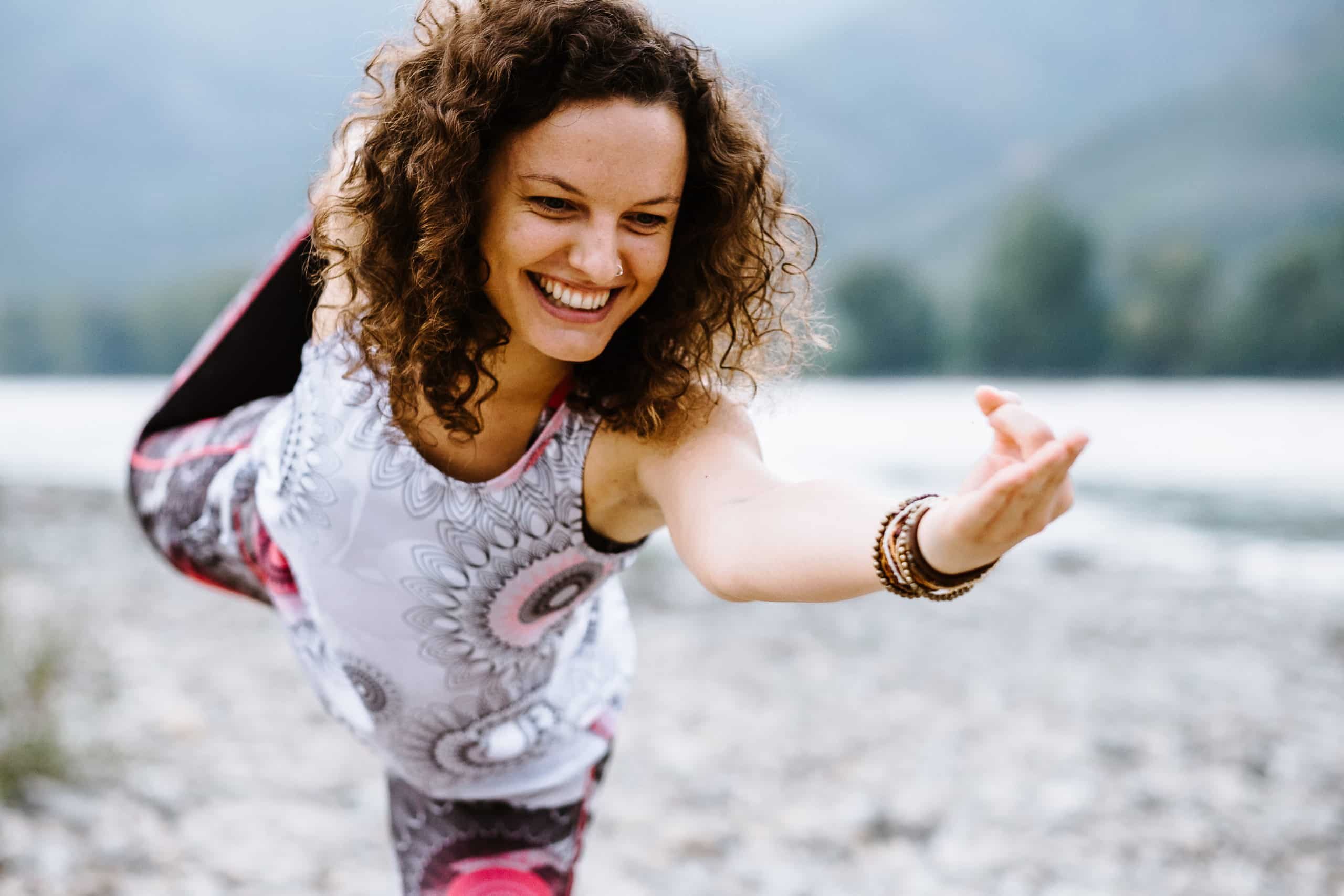 Sarah Fichtinger Yoga Pose der Tänzer Präsenz Yoga Retreat in Neustift und Maria Taferl