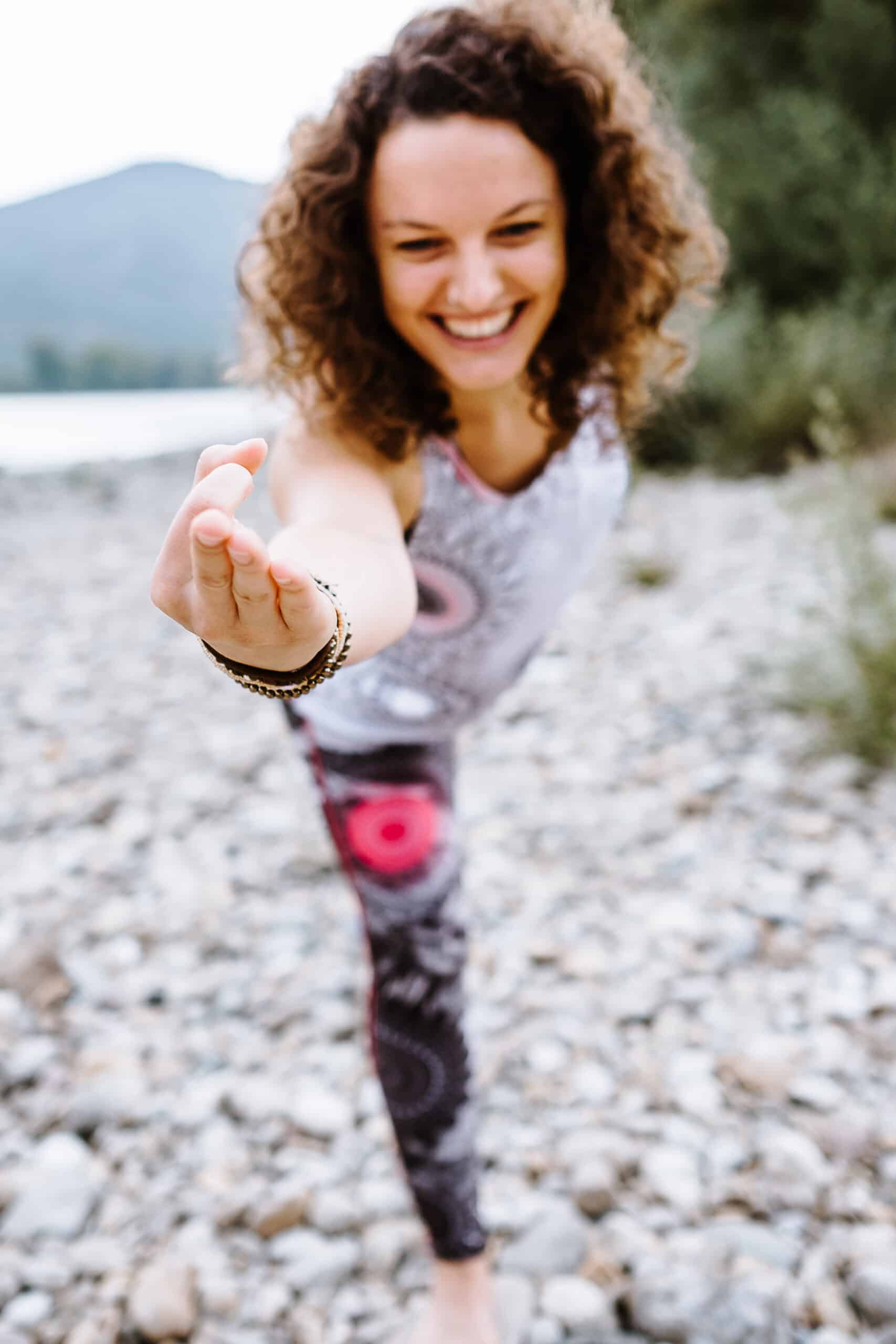 Sarah Fichtinger Yoga Pose der Tänzer Präsenz Yoga Kurse in Pöchlarn
