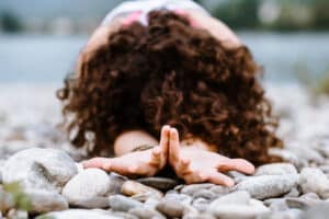 Sarah Fichtinger Yoga Pose Mudra Präsenz Restore & Relax Yoga Retreat