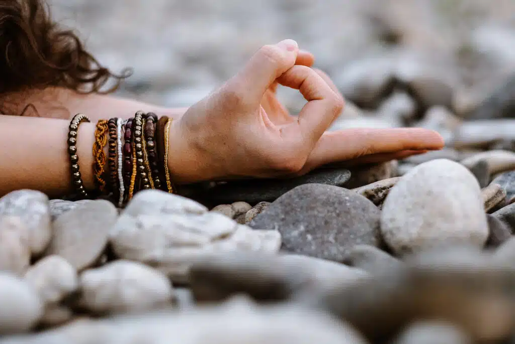 Sarah Fichtinger Yoga Pose Mudra Präsenz Yoga und Online Yoga
