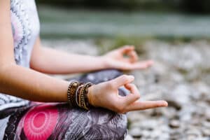 Sarah Fichtinger Yoga Pose Meditation Präsenz Meditation Workshop und Online Meditation Abo