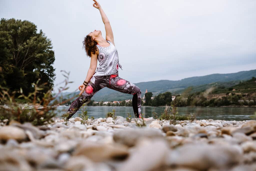 Sarah Fichtinger Yoga Pose der Krieger Präsenz Yoga Kurse in Emmersdorf