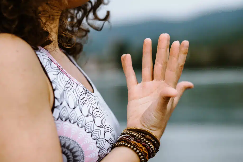Sarah Fichtinger Yoga Pose Mudra Präsenz Yoga und Online Yoga