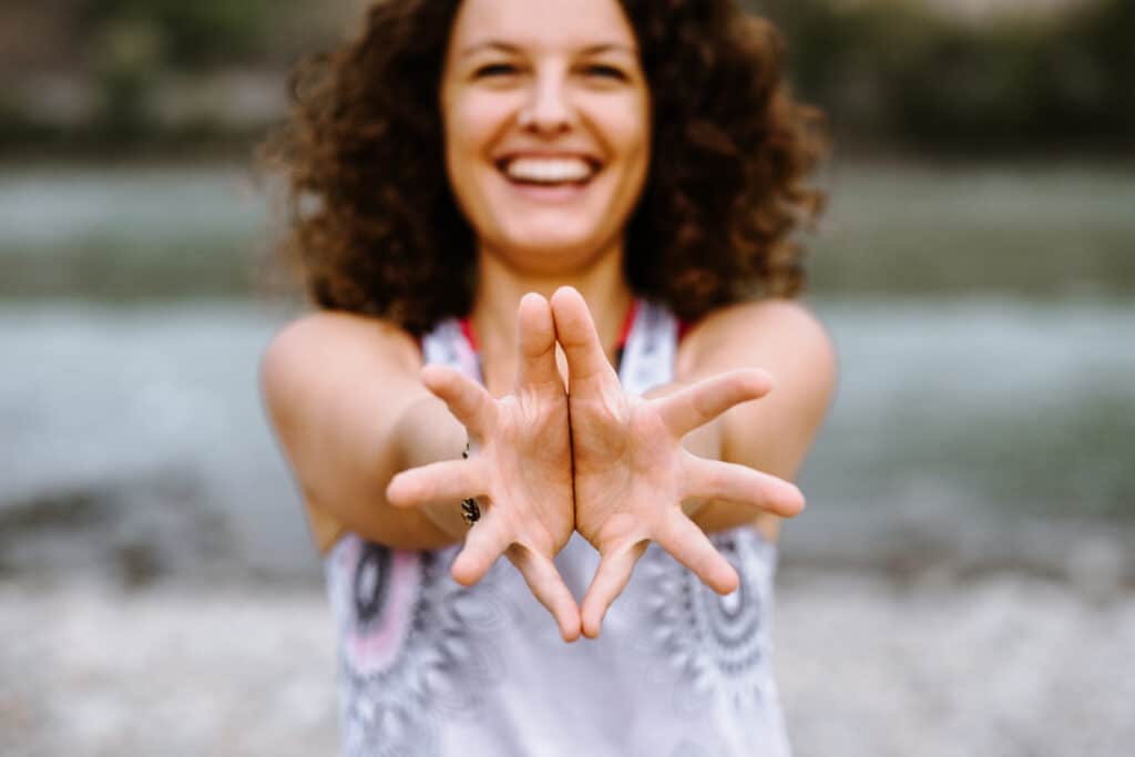 Sarah Fichtinger Yoga Pose Mudra Präsenz Yoga und Online Yoga