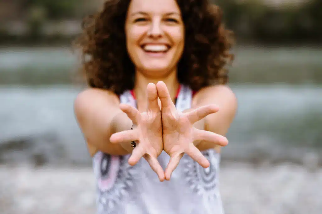 Sarah Fichtinger Yoga Pose Mudra Präsenz Yoga und Online Yoga