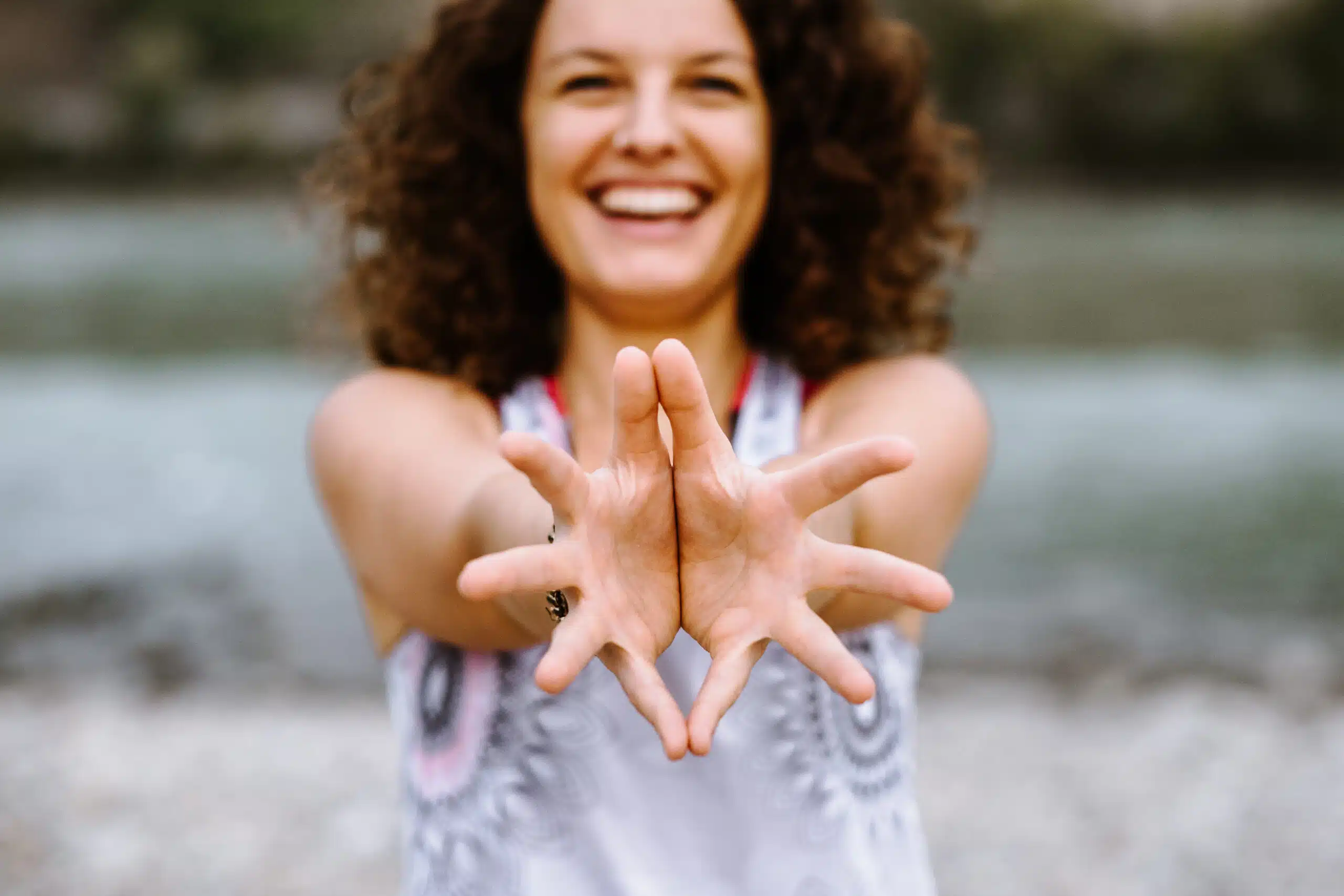 Sarah Fichtinger Yoga Pose Mudra Präsenz Yoga und Online Yoga