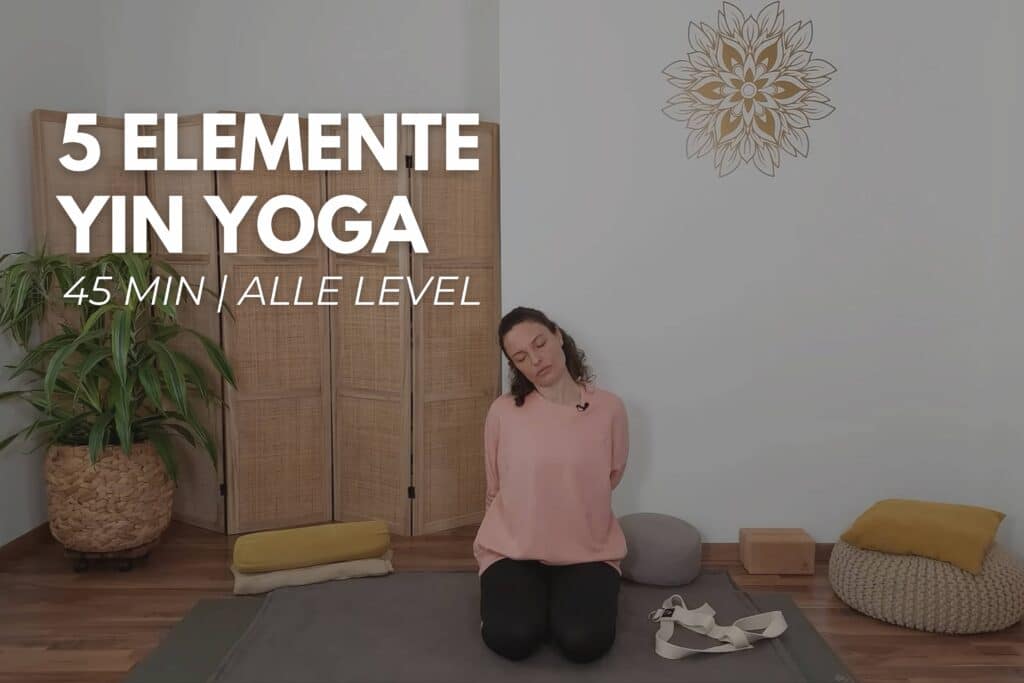 Sarah Fichtinger zeigt eine 5 Elemente Yin Yoga Praxis zur beruhigenden Harmonisierung der Meridiane.