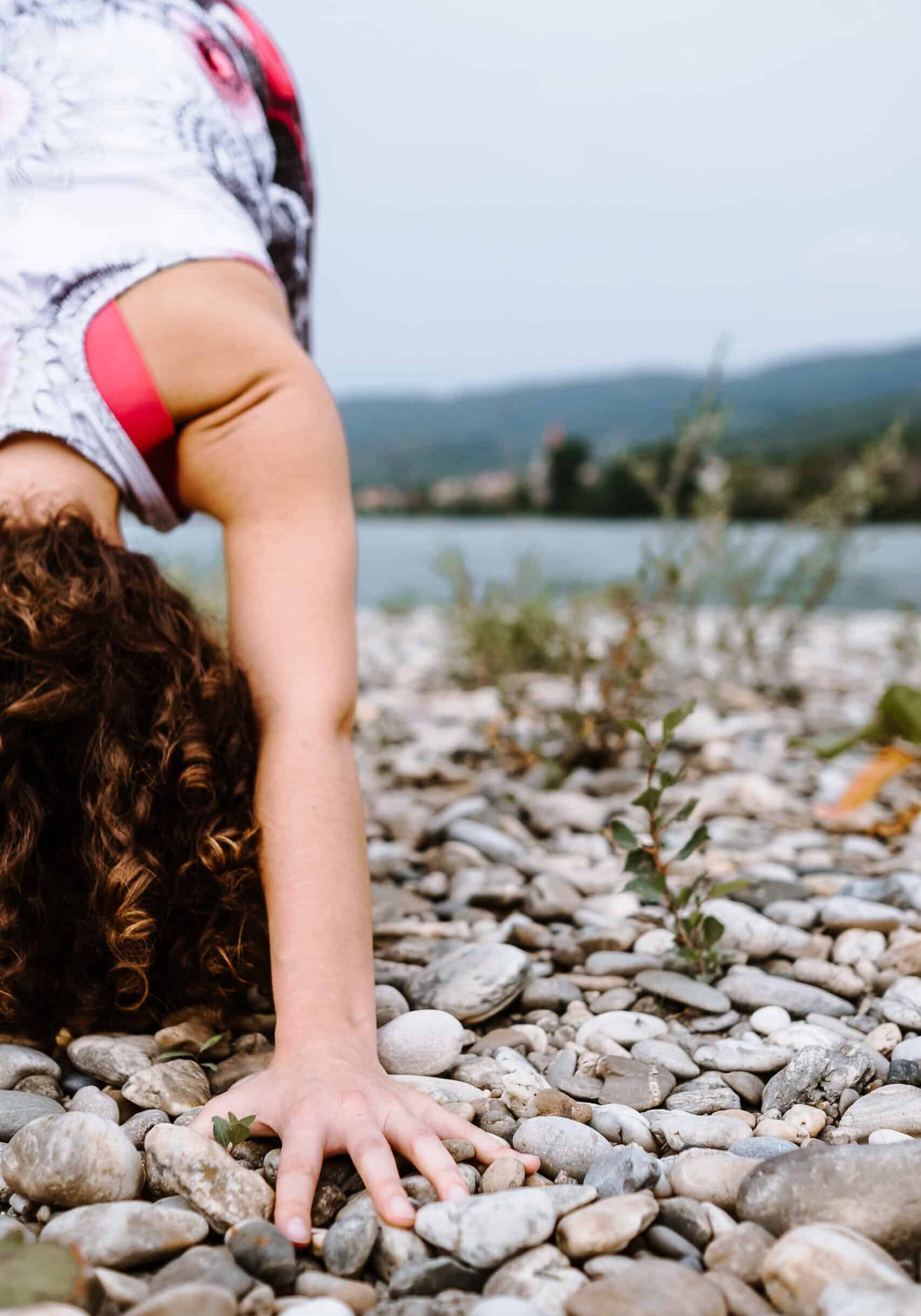 Sarah Fichtinger Yoga Pose der herabschauende Hund Präsenz Yoga Workshops