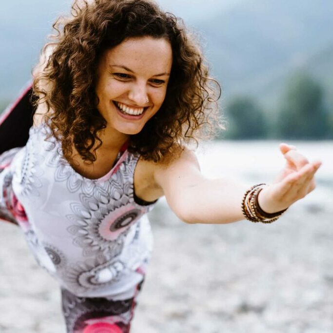 Sarah Fichtinger Yoga Pose der Tänzer Präsenz Yoga Retreat in Neustift und Maria Taferl