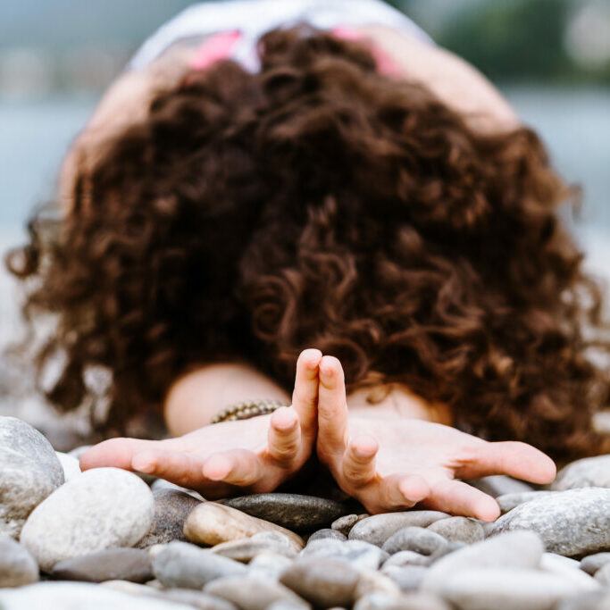 Sarah Fichtinger Yoga Pose Mudra Präsenz Restore & Relax Yoga Retreat