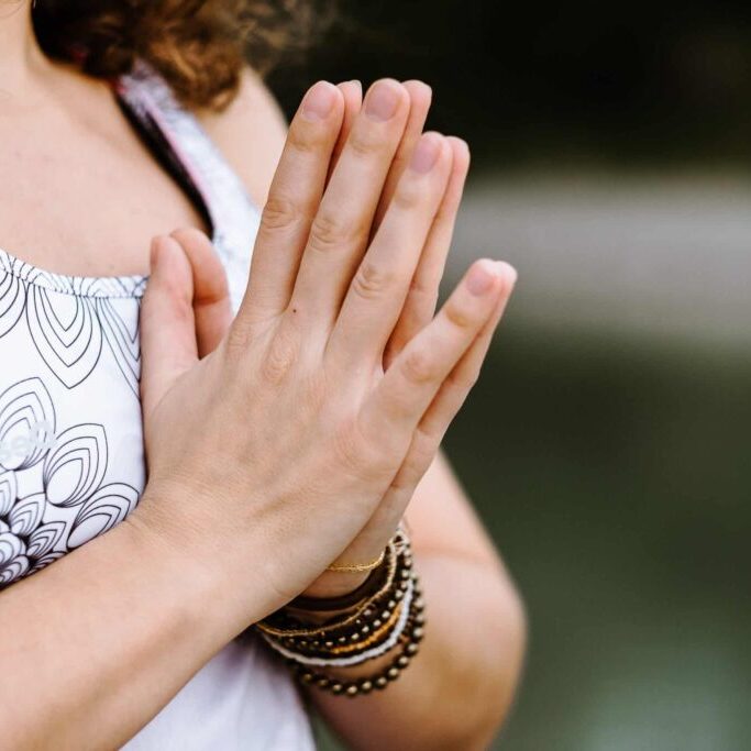 Sarah Fichtinger Yoga Pose Namaste Namaskar Anjali Mudra Präsenz Yoga und Online Yoga