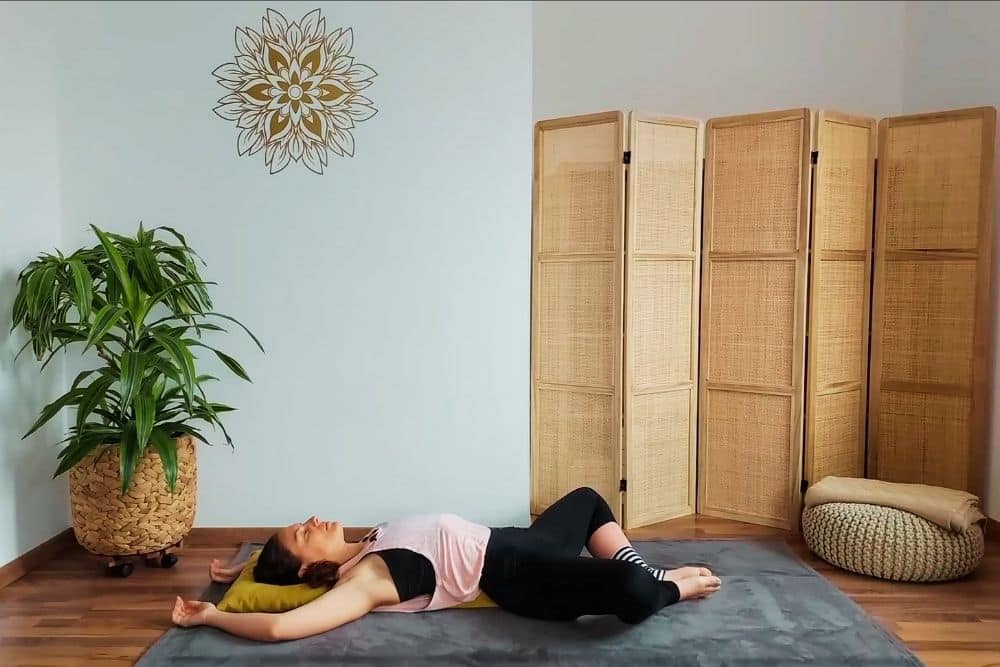 Sanftes Dehnen im Yin Yoga – liegender Schmetterling für mehr Wohlgefühl