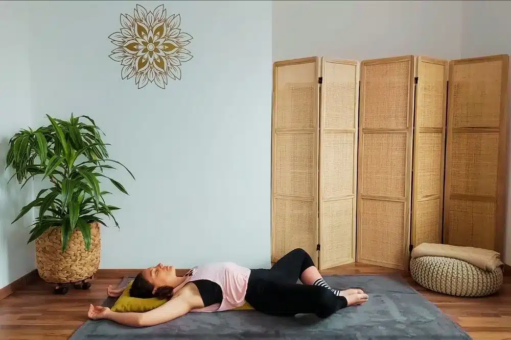 Sanftes Dehnen im Yin Yoga – liegender Schmetterling für mehr Wohlgefühl