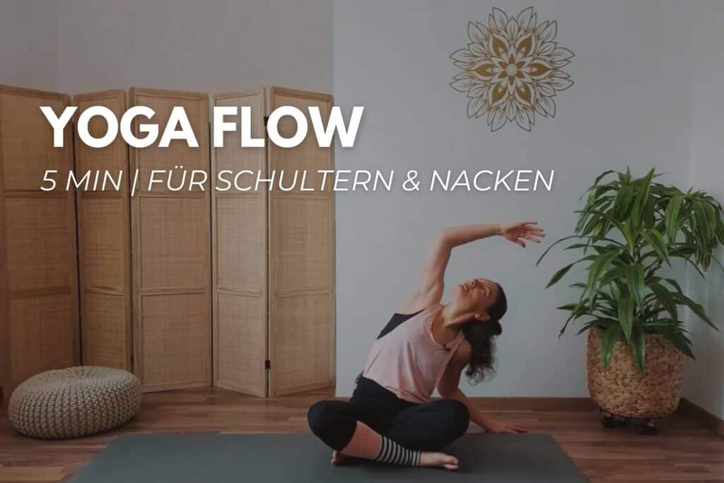 Sarah Fichtinger in einer Seitbeuge im Sitzen zur Lockerung von Schultern und Nacken